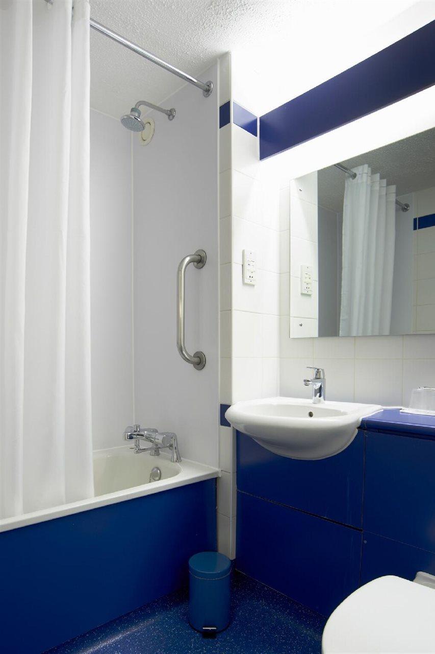 Travelodge Bedford Wyboston Экстерьер фото